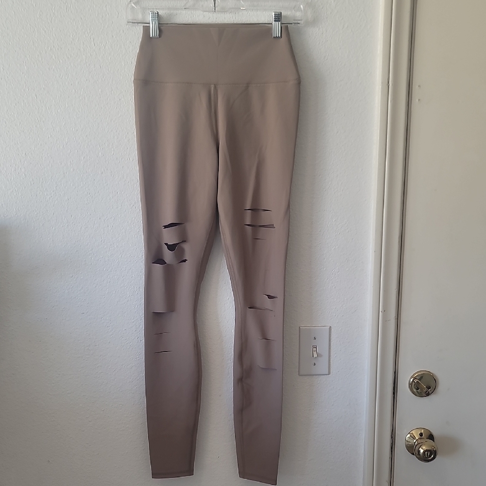 ALO Yoga Distressed Leggings 🤎